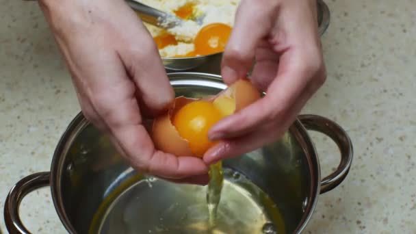 Visão Close Das Mãos Das Mulheres Que Separam Ovo Branco — Vídeo de Stock