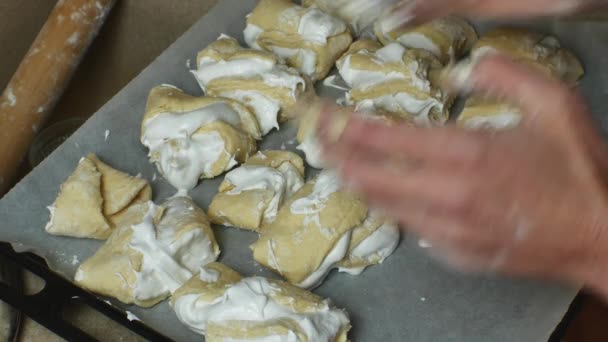 Μια Νοικοκυρά Απλώνει Όμορφα Κενά Ζύμης Μπισκότων Λευκή Κρέμα Λαμαρίνα — Αρχείο Βίντεο