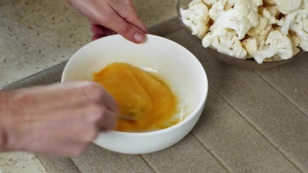 Mesa Cocina Primer Plano Una Mujer Manos Mezclando Huevos Con — Vídeo de stock