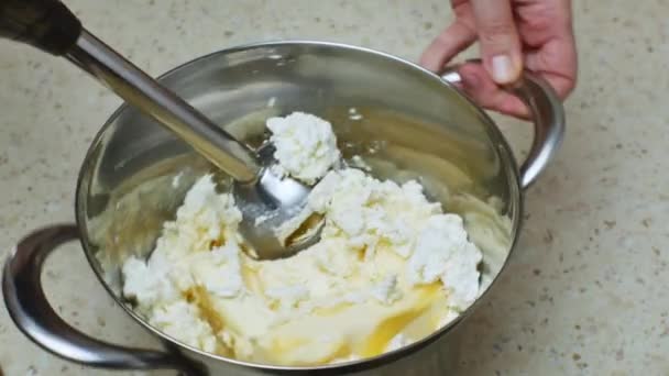 Gospodyni Domowa Ugniata Wiejskie Ciasto Serowe Błyszczącej Patelni Stali Nierdzewnej — Wideo stockowe