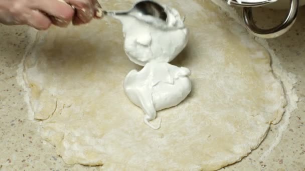 여주인은 프라이팬 설탕으로 채찍질 흰자를 퍼뜨린다 식탁에 반죽으로 케이크 머랭을 — 비디오