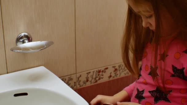 Ein Mädchen Klebt Ein Schönes Dekoratives Braunes Seepferdchen Eine Geflieste — Stockvideo