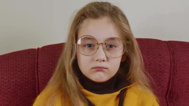 Портрет Милой Забавной Маленькой Девочки Длинными Светлыми Волосами Носящей Круглые — стоковое видео