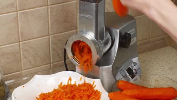 Μια Γυναίκα Στην Κουζίνα Τρίβει Ζουμερά Φρέσκα Κόκκινα Καρότα Μικρά — Αρχείο Βίντεο