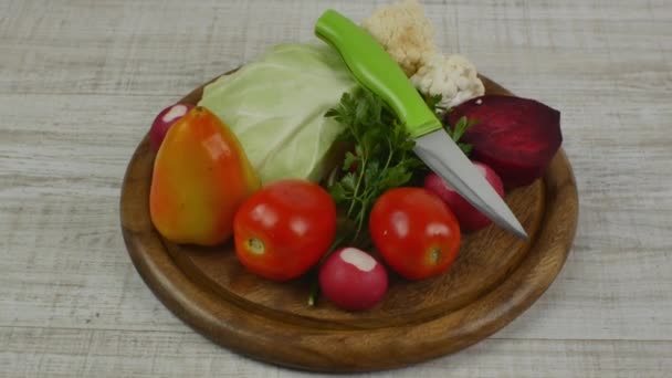 Conjunto Vegetais Frescos Crus Uma Tábua Corte Redonda Madeira Legumes — Vídeo de Stock