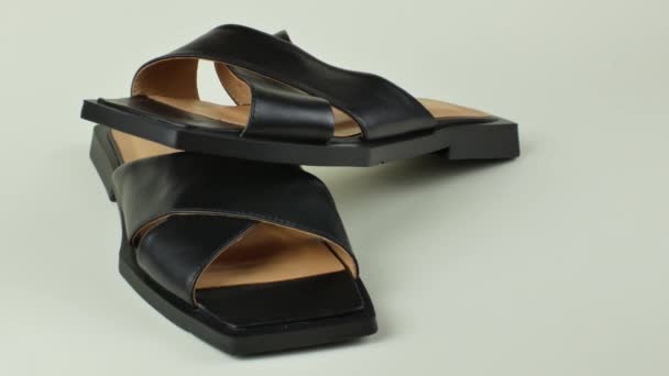 一双漂亮的新女人穿着黑色的夏鞋 浅色舒适的女式夏鞋 背景简约 现代夏装女鞋的概念 — 图库视频影像