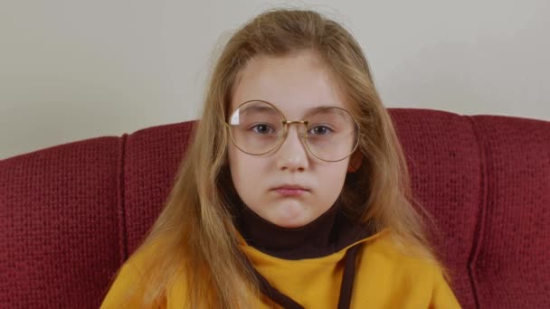 Uzun Sarı Saçlı Büyük Gözlüklü Koyu Sarı Kazaklı Sevimli Küçük — Stok video