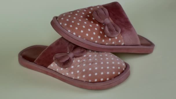 Womens House Slippers Beautiful Pink Pattern White Polka Dots Bow — Stock Video