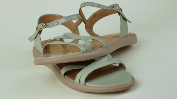 一双漂亮的新女人穿着灰色的夏鞋 浅色舒适的女式夏鞋 背景简约 现代夏装女鞋的概念 — 图库视频影像