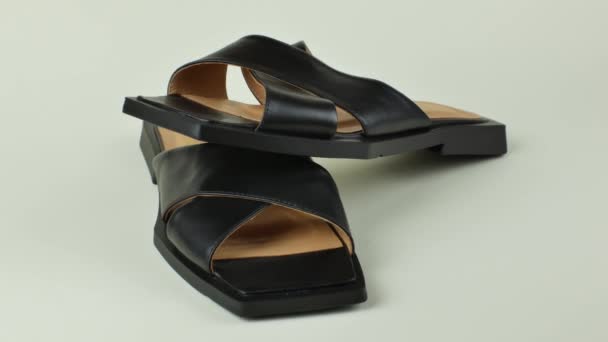 一双漂亮的新女人穿着黑色的夏鞋 浅色舒适的女式夏鞋 背景简约 现代夏装女鞋的概念 — 图库视频影像