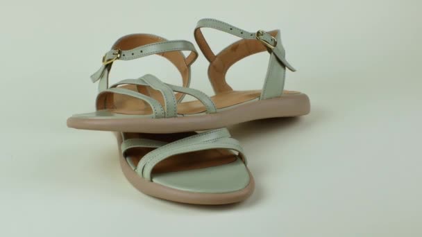 雌性夏季凉鞋是浅灰色的 一双漂亮的女性浅色夏鞋 现代夏装女鞋 用于户外行走 — 图库视频影像
