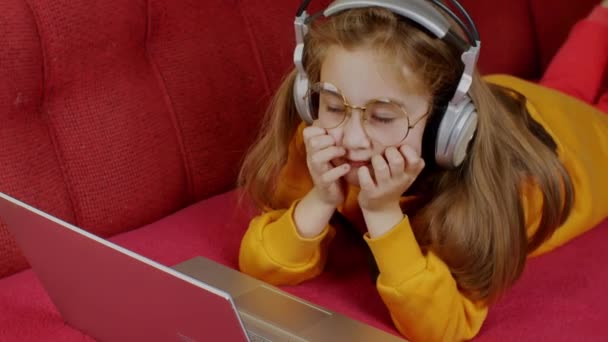 Roztomilá Dospívající Dívka Žluté Mikině Oblečená Velkých Kulatých Brýlích Leží — Stock video