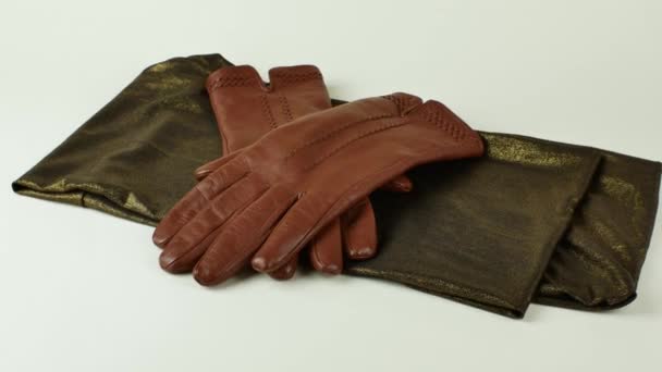 Gracieuze Vrouwelijke Bruine Leren Handschoenen Liggend Een Groene Sjaal Met — Stockvideo