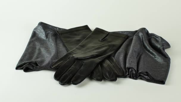Een Paar Nieuwe Zwarte Leren Handschoenen Een Groene Gouden Sjaal — Stockvideo