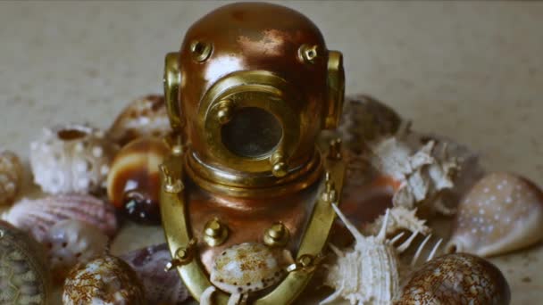 迷你型铜复古潜水头盔周围有各种漂亮的海贝壳 潜水设备历史的概念 — 图库视频影像