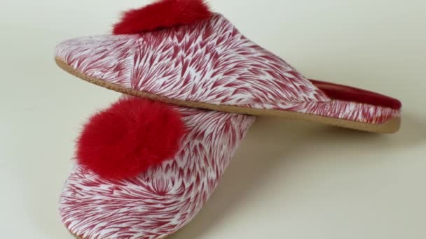 Par Zapatillas Mujer Nuevas Con Patrón Rojo Blanco Colorido Pom — Vídeo de stock