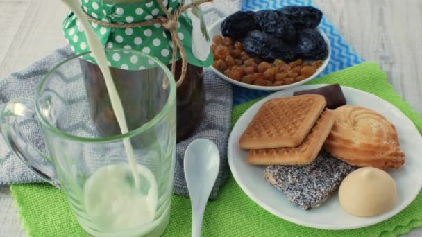 Färsk Naturlig Mjölk Hälls Ett Glas Närheten Flerfärgade Servetter Finns — Stockvideo