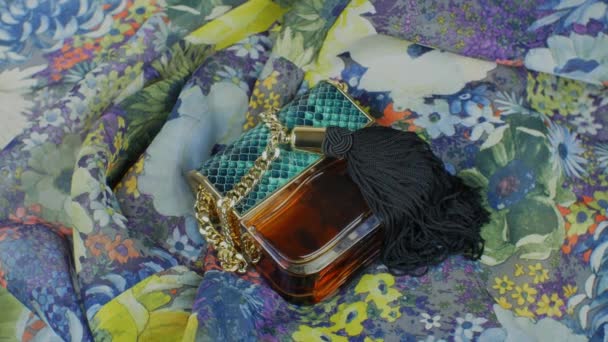 Parfum Feminin Într Sticlă Originală Sub Forma Unei Geantă Mână — Videoclip de stoc