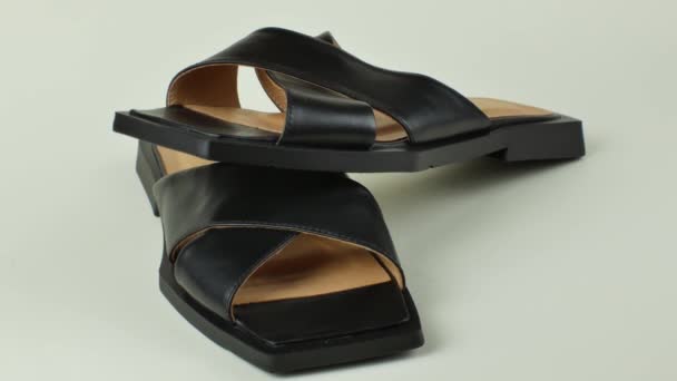黑色的女夏鞋 一双漂亮的女性浅色夏鞋 现代夏装女鞋 用于户外行走 — 图库视频影像