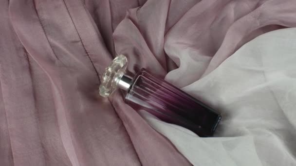 Ένα Γυναικείο Άρωμα Ένα Πρωτότυπο Διάφανο Γυάλινο Μπουκάλι Ένα Ροζ — Αρχείο Βίντεο