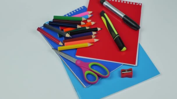 Definir Para Criatividade Das Crianças Fundo Cinza Lápis Madeira Coloridos — Vídeo de Stock