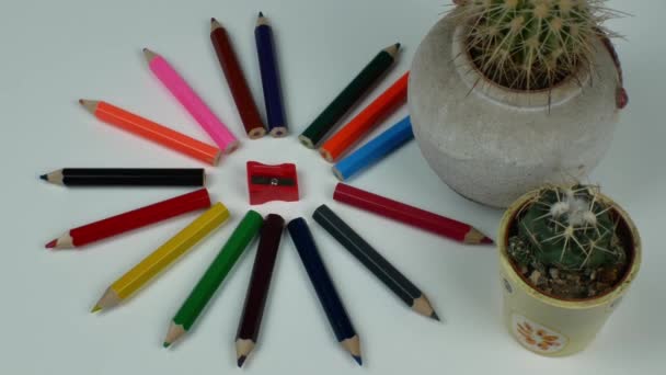Többszínű Ceruzák Szürke Háttér Hajtogatott Formájában Nap Egy Ceruza Élező — Stock videók