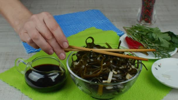 Mão Feminina Close Leva Salada Algas Com Pauzinhos Madeira Chineses — Vídeo de Stock