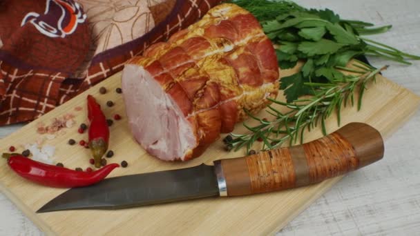 Een Sappig Stuk Varkensvlees Ham Een Houten Snijplank Ernaast Zijn — Stockvideo