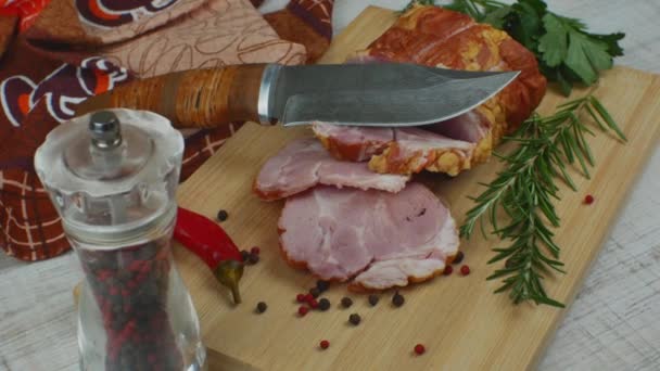 传统火腿片在木制切菜板上与切菜刀 多种颜色的调料 红辣椒 茴香和罗勒 猪肉美味肉食的概念 — 图库视频影像