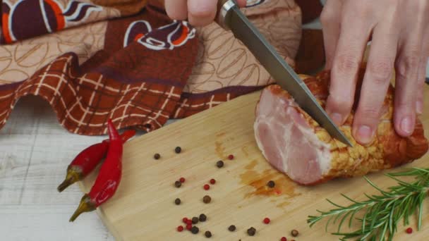 用菜刀把一块多汁 美味的培根切成几块开胃 雌性手的特写把一块火腿切成薄片 烹调肉类的概念 — 图库视频影像