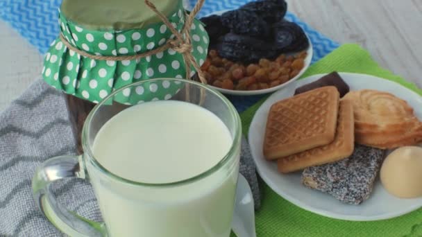 Mléko Průhledném Skleněném Kelímku Sklenicí Marmelády Lžičkou Stole Sušeným Ovocem — Stock video