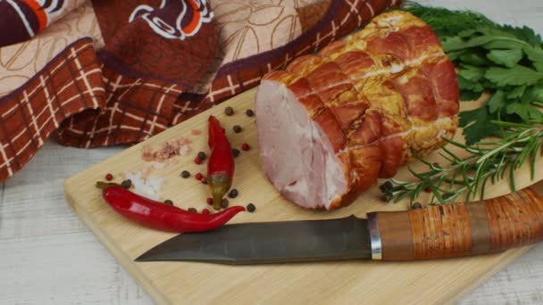 Wooden Cutting Board Juicy Piece Pork Ham Carving Knife Red — Vídeo de stock