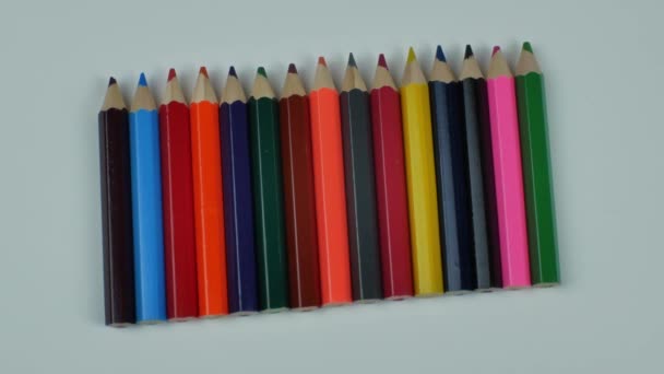 Többszínű Szürke Hátterű Zsinórban Összehajtogatott Ceruzák Ceruzákat Rajzolok Lapos Feküdt — Stock videók