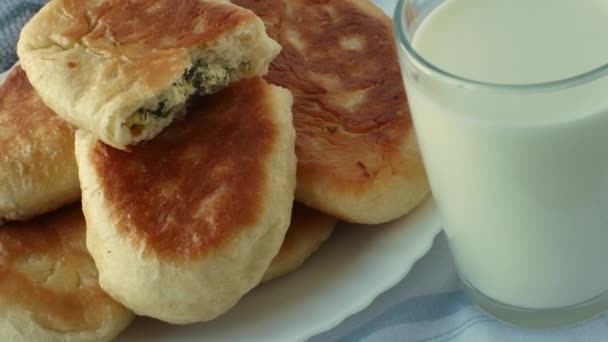 Plate Stuffed Yeast Dough Pies Glass Fresh Milk Light Tablecloth — Stock Video