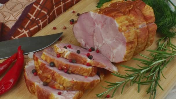 Snijd Plakken Sappige Varkensvlees Ham Een Houten Snijplank Ernaast Zijn — Stockvideo