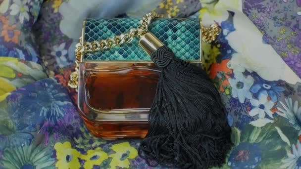 Una Botella Perfume Mujer Sobre Fondo Tela Variopinta Multicolor Una — Vídeos de Stock