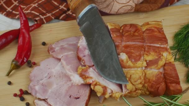 Een Houten Snijplank Gesneden Sappige Varkensvlees Ham Snijmes Rode Hete — Stockvideo