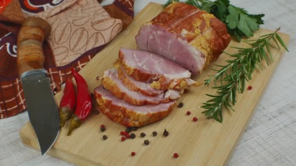 传统火腿片在木制切菜板上与切菜刀 多种颜色的调料 红辣椒 茴香和罗勒 猪肉小吃的概念 — 图库视频影像