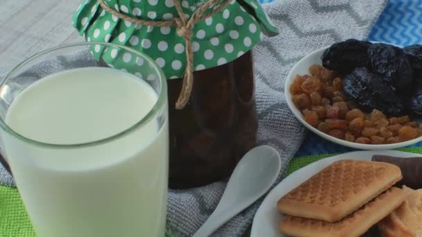 Φρέσκο Φυσικό Γάλα Ποτήρι Βάζο Μαρμελάδας Λευκό Κουταλάκι Του Γλυκού — Αρχείο Βίντεο