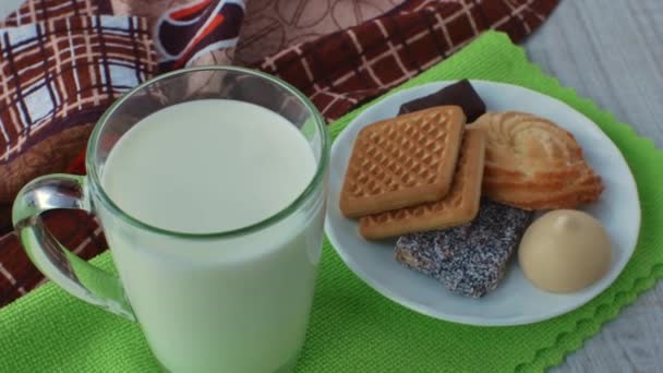 Ένα Ποτήρι Φρέσκο Γάλα Και Ένα Πιάτο Μπισκότα Και Γλυκά — Αρχείο Βίντεο