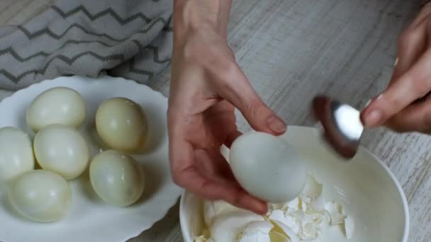 Huevos Pollo Blanco Cocidos Una Mano Mujer Limpia Huevos Gallina — Vídeos de Stock