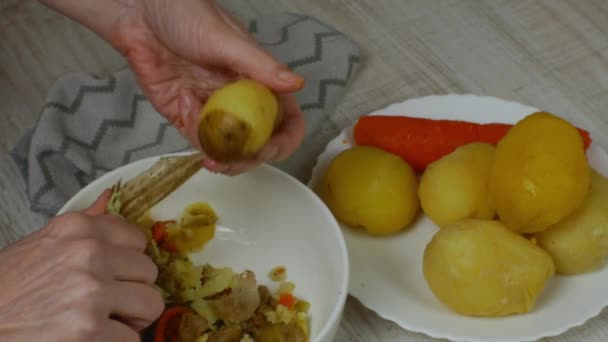 Removing Skin Boiled Potatoes Housewife Peels Yellow Boiled Potatoes Iron — Vídeo de Stock