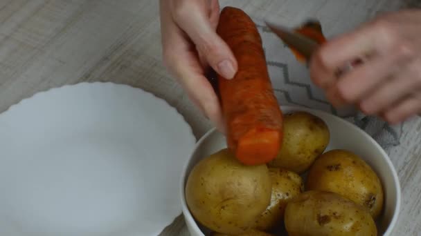 Peeling Boiled Red Carrots Female Hand Cuts Peel Boiled Yellow — Stock Video