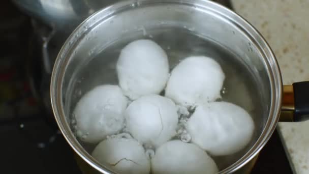 白鸡蛋用不锈钢铁锅煮 在煤气炉上的平底锅里 白鸡蛋在沸腾的热水中煮沸 特写头像 — 图库视频影像