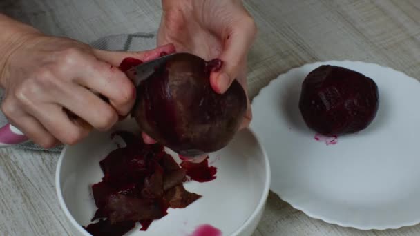 Peeling Boiled Red Beetroot Housewife Cleans Red Boiled Beets Iron — Video Stock