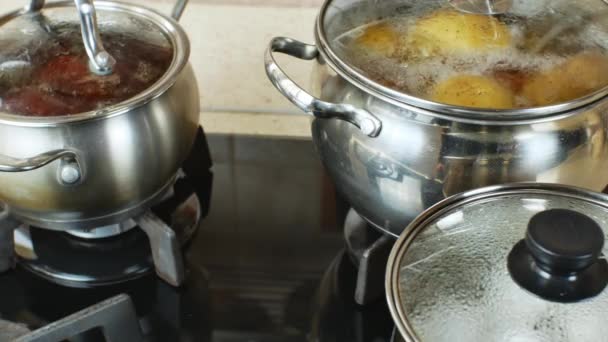 Trois Casseroles Métalliques Acier Inoxydable Sur Une Cuisinière Gaz Domestique — Video