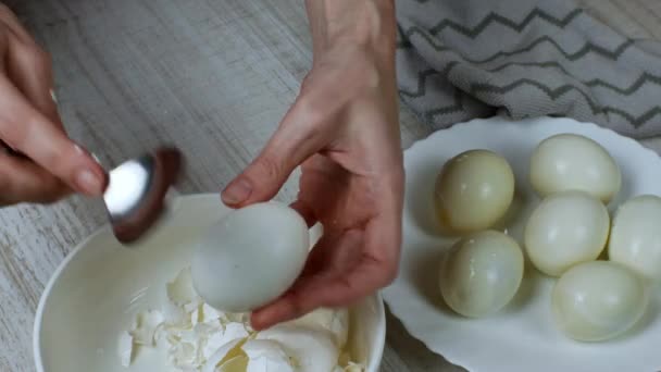 Romper Cáscara Huevo Blanco Hervido Con Una Cuchara Hierro Retirar — Vídeo de stock