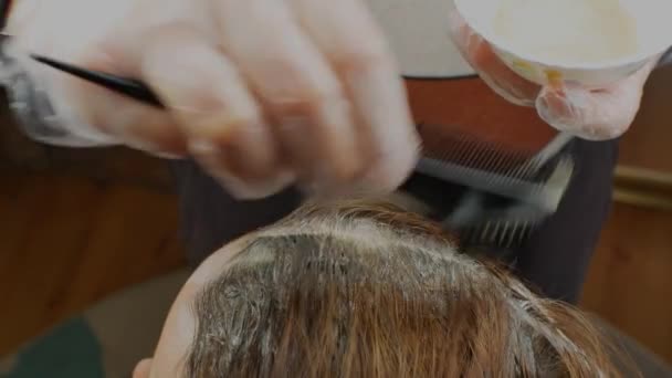 Kobieta Fryzjer Farbuje Włosy Pędzlem Farbą Chemiczną Zbliżenie Rękę Mistrzów — Wideo stockowe