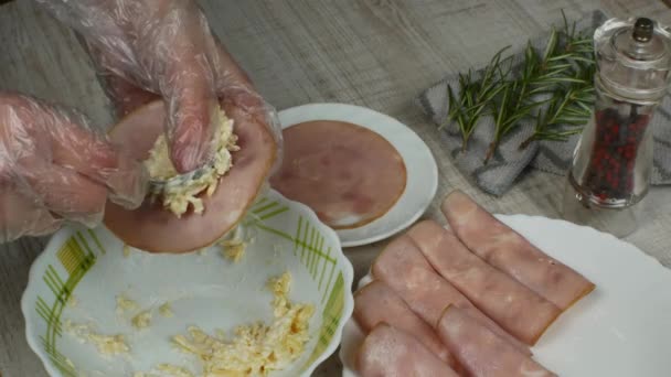 自制的香肠卷 里面塞满了烤奶酪和大蒜 一个女人把大蒜芝士包在香肠片里面 然后把最后的面包放在一个白盘上 家庭烹饪的概念 — 图库视频影像