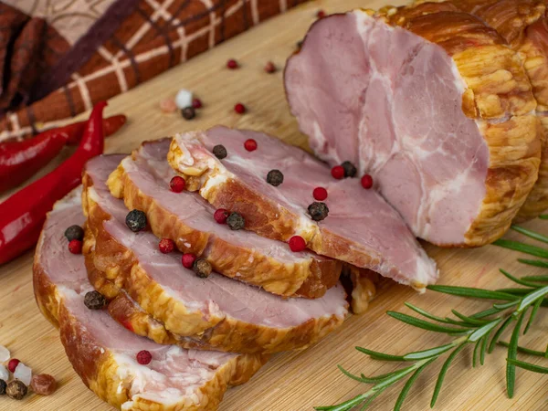 Wooden Cutting Board Sliced Juicy Pork Ham Red Hot Peppers — Zdjęcie stockowe